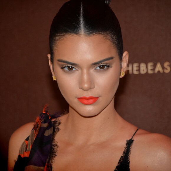 Kendall Jenner (robe Versace) pose à la plage Magnum lors du 69ème Festival du film de Cannes le 12 mai 2016. © Veeren / Bestimage