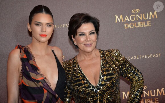 Kendall Jenner et sa mère Kris Jenner posent à la plage Magnum lors du 69ème Festival du film de Cannes le 12 mai 2016. © Veeren / Bestimage