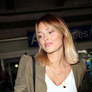 Caroline Receveur arrive à l'aéroport de Nice pour se rendre au 69ème festival international du film de Cannes le 13 mai 2016.