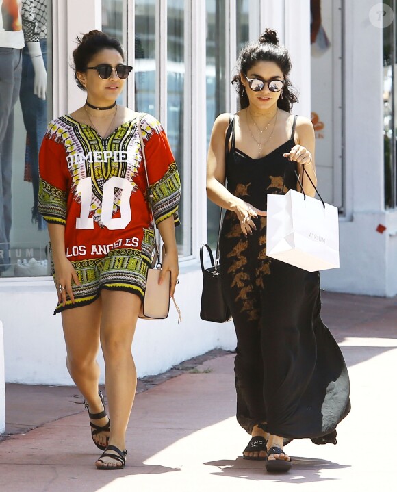 Vanessa Hudgens et sa soeur Stella en pleine séance de shopping à Miami Le 09 avril 2016