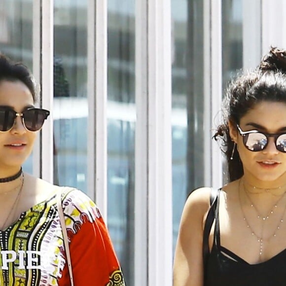 Vanessa Hudgens et sa soeur Stella en pleine séance de shopping à Miami Le 09 avril 2016