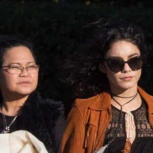 Vanessa Hudgens et sa soeur Stella se rendent sur la tombe de leur père au cimetière de Glendale, le 2 février 2016. Elles sont en compagnie de leur mère, Gina.