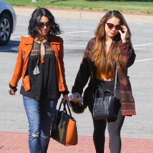 Vanessa Hudgens et sa soeur Stella se rendent sur la tombe de leur père au cimetière de Glendale, le 2 février 2016. Elles sont en compagnie de leur mère, Gina.