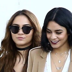 Exclusif - Vanessa Hudgens et sa soeur Stella font du shopping dans les rues de Studio City, le 24 décembre 2015