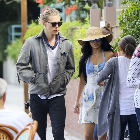 Vanessa Hudgens et son petit-ami Austin Butler vont prendre un petit-déjeuner à Beverly Hills, le 16 septembre 2015.