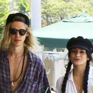 Vanessa Hudgens et son petit ami Austin Butler se promènent dans les rues de Studio City, le 7 septembre 2015