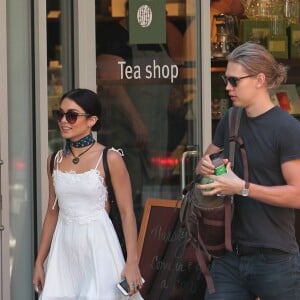 Vanessa Hudgens et son petit-ami Austin Butler se promènent à New York, le 24 juin 2015.