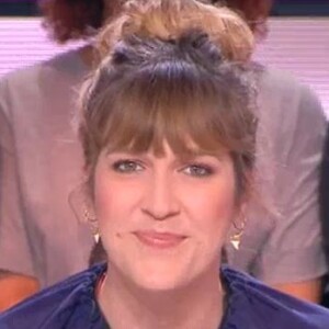 Daphné Bürki souriante après l'intrusion d'un individu sur le plateau de "La Nouvelle Edition", le 16 mai 2016, sur Canal +