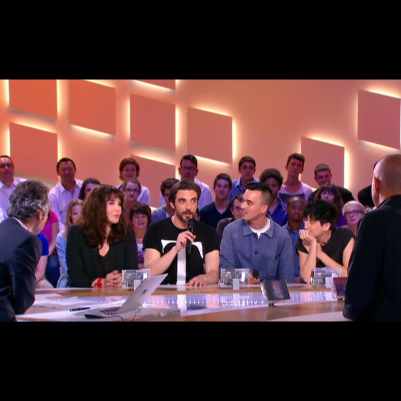Isabelle Adjani avec le groupe The Aikiu dont fait partie son fils Barnabé (au centre) lors du Grand Journal de Canal+ diffusé le 20 juin 2013