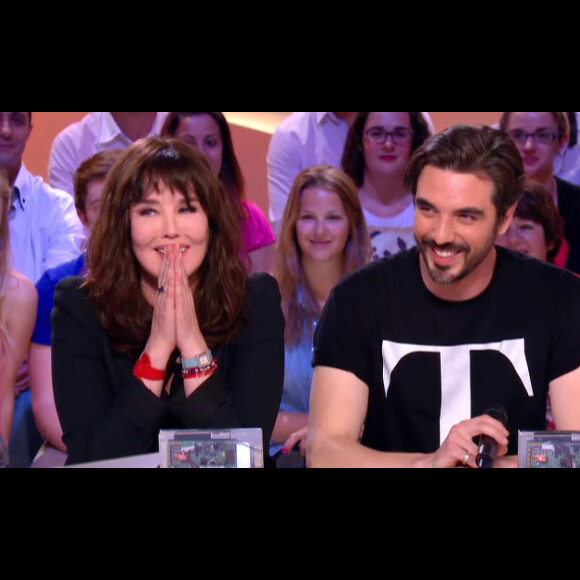 Isabelle Adjani et son fils Barnabé Nuytten qui fait partie du groupe The Aikiu, lors du Grand Journal de Canal+ diffusé le 20 juin 2013