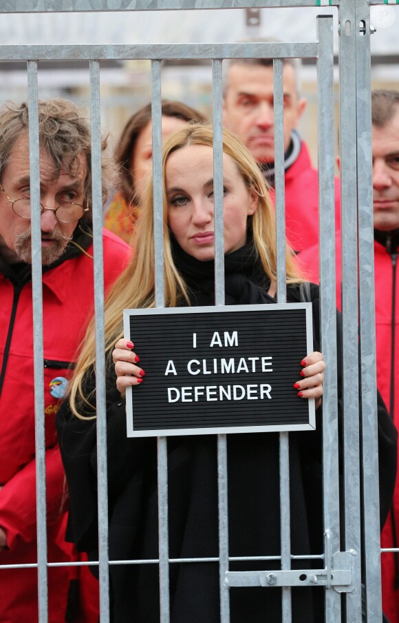 Chloe Mons - Afin de protester contre l'emprisonnement de 28 militants de Greenpeace en Russie, l'association ecologiste s'est donnee rendez-vous au Palais Royal pour manifester en faveur des detenus. De nombreuses personnalites du monde artistique et politique sont venus soutenir le mouvement. Paris, le 15 Novembre 2013.