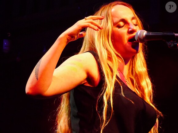 Chloe Mons (veuve d'Alain Bashung) en concert au Zèbre Belleville à Paris. Le 8 novembre 2013.