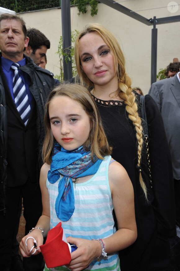 Chloé Mons et sa fille Poppée à l'inauguration du square Alain-Bashung, dans le 18e arrondissement de Paris, le 21 juin 2012.