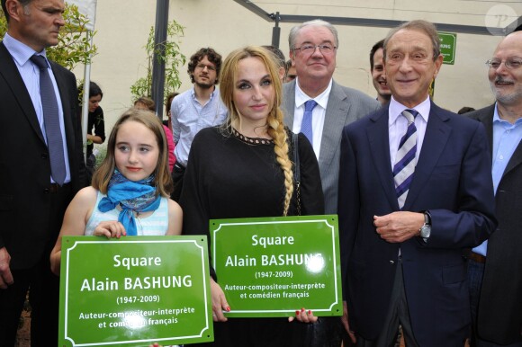 Chloé Mons et sa fille Poppée à l'inauguration du square Alain-Bashung, dans le 18e arrondissement de Paris, le 21 juin 2012.