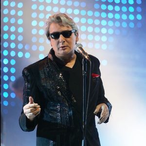 Alain Bashung chante lors de la remise du Prix Constantin à l'Olympia, à Paris le 8 novembre 2005.