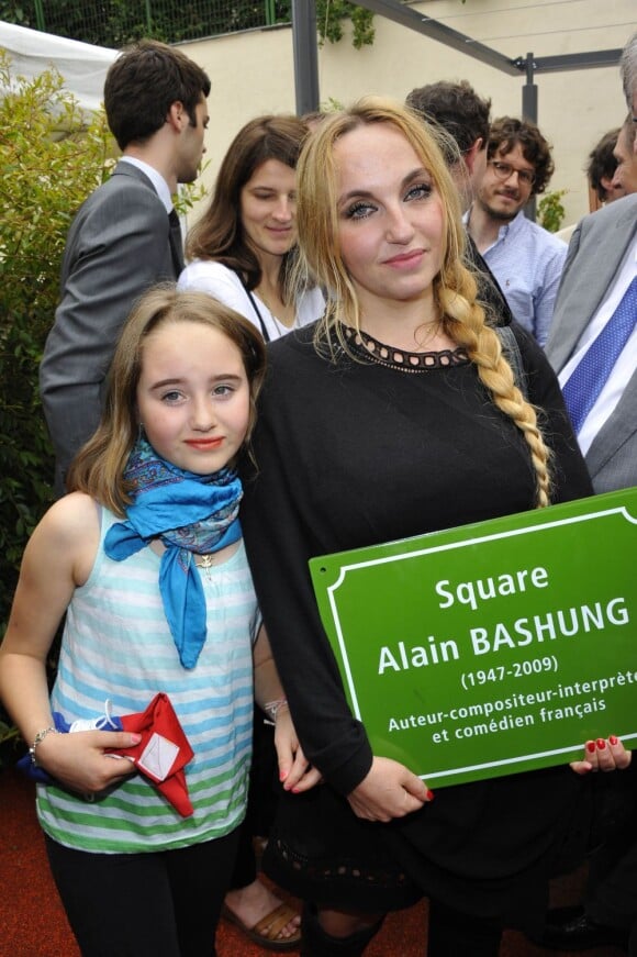 La chanteuse Chloé Mons et sa fille Poppée à l'inauguration du square Alain-Bashung, dans le 18e arrondissement de Paris, le 21 juin 2012.