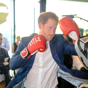 Le prince Harry a épaté l'ancien champion du monde de boxe Duke McKenzie lors du lancement avec William et Kate de leur campagne Heads Together de sensibilisation sur la santé mentale le 16 mai 2016 au parc olympique Elizabeth à Londres.