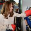 Kate Middleton, duchesse de Cambridge, s'essaye à la boxe avec un ancien champion du monde, Duke McKenzie, lors du lancement avec William et Harry de leur campagne Heads Together de sensibilisation sur la santé mentale le 16 mai 2016 au parc olympique Elizabeth à Londres.