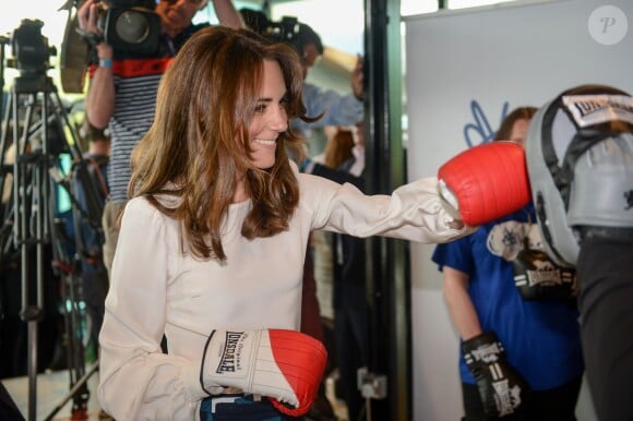 Kate Middleton, duchesse de Cambridge, s'essaye à la boxe avec un ancien champion du monde, Duke McKenzie, lors du lancement avec William et Harry de leur campagne Heads Together de sensibilisation sur la santé mentale le 16 mai 2016 au parc olympique Elizabeth à Londres.