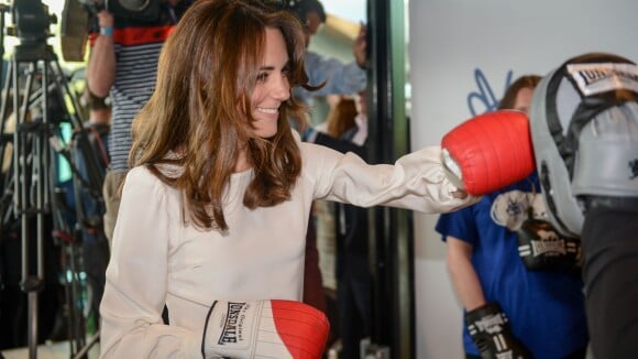 Kate Middleton boxeuse timide, le prince Harry cogne comme une mule !