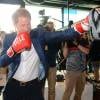 Le prince Harry a épaté l'ancien champion du monde de boxe Duke McKenzie lors du lancement avec William et Kate de leur campagne Heads Together de sensibilisation sur la santé mentale le 16 mai 2016 au parc olympique Elizabeth à Londres.