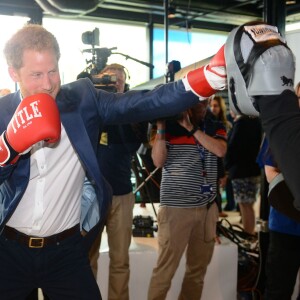 Le prince Harry a épaté l'ancien champion du monde de boxe Duke McKenzie lors du lancement avec William et Kate de leur campagne Heads Together de sensibilisation sur la santé mentale le 16 mai 2016 au parc olympique Elizabeth à Londres.