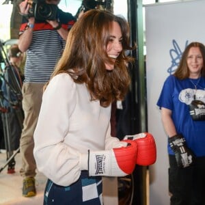 Kate Middleton, duchesse de Cambridge, s'essaye à la boxe avec un ancien champion du monde, Duke McKenzie, lors du lancement avec William et Harry de leur campagne Heads Together de sensibilisation sur la santé mentale le 16 mai 2016 au parc olympique Elizabeth à Londres.