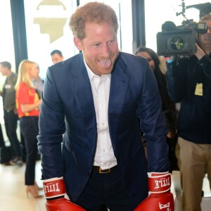 Le prince Harry a épaté l'ancien champion du monde de boxe Duke McKenzie lors du lancement avec William et Kate de leur campagne Heads Together de sensibilisation sur la santé mentale le 16 mai 2016 au parc olympique Elizabeth à Londres.
