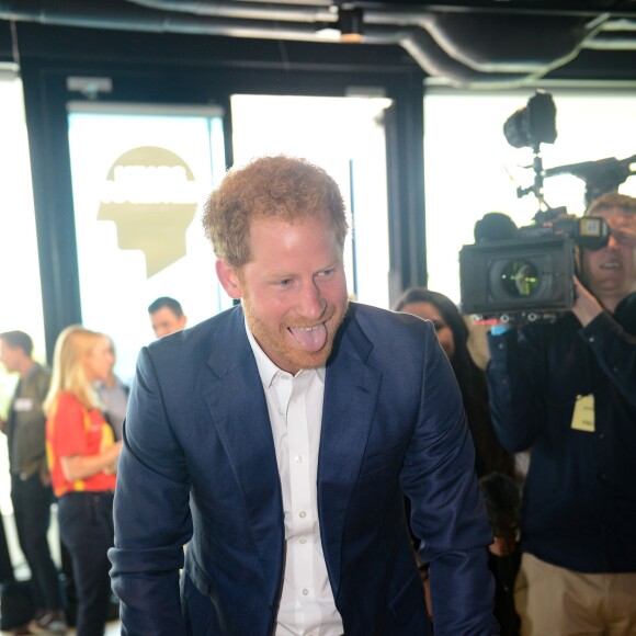 Le prince Harry a épaté l'ancien champion du monde de boxe Duke McKenzie lors du lancement avec William et Kate de leur campagne Heads Together de sensibilisation sur la santé mentale le 16 mai 2016 au parc olympique Elizabeth à Londres.