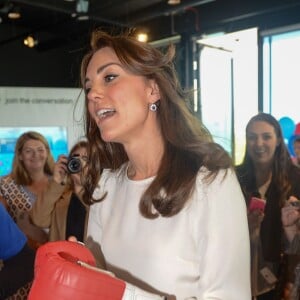 Kate Middleton, duchesse de Cambridge, s'essaye à la boxe avec un ancien champion du monde, Duke McKenzie, lors du lancement avec William et Harry de leur campagne Heads Together de sensibilisation sur la santé mentale le 16 mai 2016 au parc olympique Elizabeth à Londres.