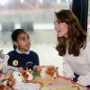 Kate Middleton, duchesse de Cambridge, avec des enfants de l'association Place2Be lors du lancement avec William et Harry de leur campagne Heads Together de sensibilisation sur la santé mentale le 16 mai 2016 au parc olympique Elizabeth à Londres.