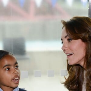 Kate Middleton, duchesse de Cambridge, avec des enfants de l'association Place2Be lors du lancement avec William et Harry de leur campagne Heads Together de sensibilisation sur la santé mentale le 16 mai 2016 au parc olympique Elizabeth à Londres.