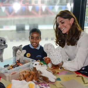 Kate Middleton, duchesse de Cambridge, avec des enfants de l'association Place2Be lors du lancement avec William et Harry de leur campagne Heads Together de sensibilisation sur la santé mentale le 16 mai 2016 au parc olympique Elizabeth à Londres.