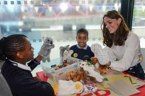 Kate Middleton, duchesse de Cambridge, avec des enfants de l'association Place2Be lors du lancement avec William et Harry de leur campagne Heads Together de sensibilisation sur la santé mentale le 16 mai 2016 au parc olympique Elizabeth à Londres.