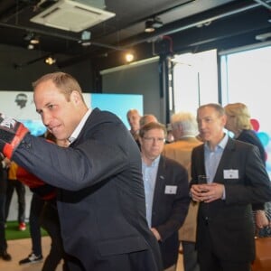 Le prince William s'essaye à la boxe avec un ancien champion du monde, Duke McKenzie, lors du lancement avec Kate et Harry de leur campagne Heads Together de sensibilisation sur la santé mentale le 16 mai 2016 au parc olympique Elizabeth à Londres.