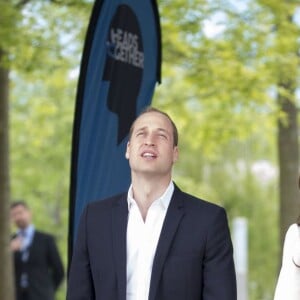 Kate Middleton, le prince William et le prince Harry faisaient équipe pour le lancement de leur campagne Heads Together de sensibilisation sur la santé mentale le 16 mai 2016 au parc olympique Elizabeth à Londres.