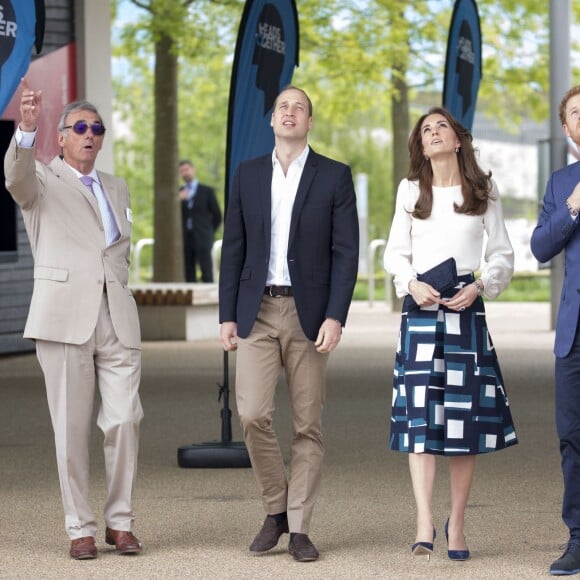 Kate Middleton, le prince William et le prince Harry faisaient équipe pour le lancement de leur campagne Heads Together de sensibilisation sur la santé mentale le 16 mai 2016 au parc olympique Elizabeth à Londres.