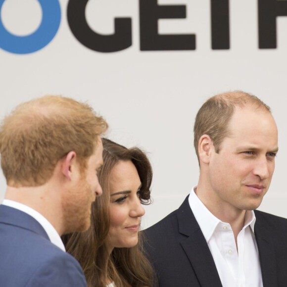 Kate Middleton, le prince William et le prince Harry faisaient équipe pour le lancement de leur campagne Heads Together de sensibilisation sur la santé mentale le 16 mai 2016 au parc olympique Elizabeth à Londres.