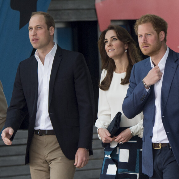 Kate Middleton, le prince William et le prince Harry faisaient équipe pour le lancement de leur campagne Heads Together de sensibilisation sur la santé mentale le 16 mai 2016 au parc olympique Elizabeth à Londres.