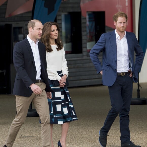 Kate Middleton, le prince William et le prince Harry faisaient équipe pour le lancement de leur campagne Heads Together de sensibilisation sur la santé mentale le 16 mai 2016 au parc olympique Elizabeth à Londres.