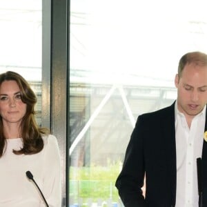 Le prince Harry, Kate Middleton et le prince William lors de leur discours pour le lancement de leur campagne Heads Together de sensibilisation sur la santé mentale le 16 mai 2016 au parc olympique Elizabeth à Londres.