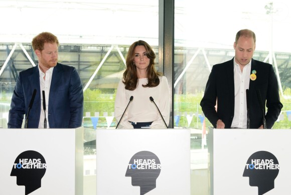 Le prince Harry, Kate Middleton et le prince William lors de leur discours pour le lancement de leur campagne Heads Together de sensibilisation sur la santé mentale le 16 mai 2016 au parc olympique Elizabeth à Londres.