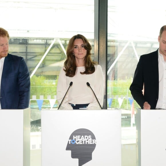 Le prince Harry, Kate Middleton et le prince William lors de leur discours pour le lancement de leur campagne Heads Together de sensibilisation sur la santé mentale le 16 mai 2016 au parc olympique Elizabeth à Londres.