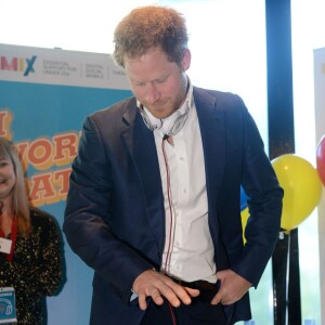 Le prince Harry en mode DJ avec DJ AJ King lors du lancement avec William et Kate de leur campagne Heads Together de sensibilisation sur la santé mentale le 16 mai 2016 au parc olympique Elizabeth à Londres.