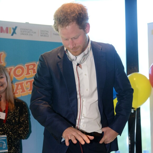 Le prince Harry en mode DJ avec DJ AJ King lors du lancement avec William et Kate de leur campagne Heads Together de sensibilisation sur la santé mentale le 16 mai 2016 au parc olympique Elizabeth à Londres.