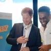 Le prince Harry en mode DJ avec DJ AJ King lors du lancement avec William et Kate de leur campagne Heads Together de sensibilisation sur la santé mentale le 16 mai 2016 au parc olympique Elizabeth à Londres.