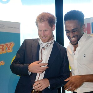 Le prince Harry en mode DJ avec DJ AJ King lors du lancement avec William et Kate de leur campagne Heads Together de sensibilisation sur la santé mentale le 16 mai 2016 au parc olympique Elizabeth à Londres.