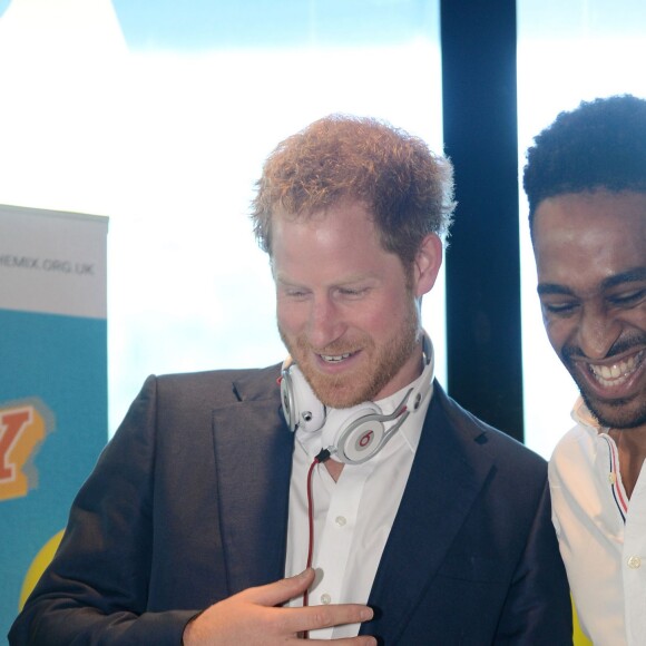 Le prince Harry en mode DJ avec DJ AJ King lors du lancement avec William et Kate de leur campagne Heads Together de sensibilisation sur la santé mentale le 16 mai 2016 au parc olympique Elizabeth à Londres.