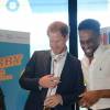 Le prince Harry en mode DJ avec DJ AJ King lors du lancement avec William et Kate de leur campagne Heads Together de sensibilisation sur la santé mentale le 16 mai 2016 au parc olympique Elizabeth à Londres.