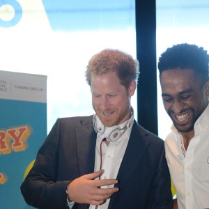 Le prince Harry en mode DJ avec DJ AJ King lors du lancement avec William et Kate de leur campagne Heads Together de sensibilisation sur la santé mentale le 16 mai 2016 au parc olympique Elizabeth à Londres.